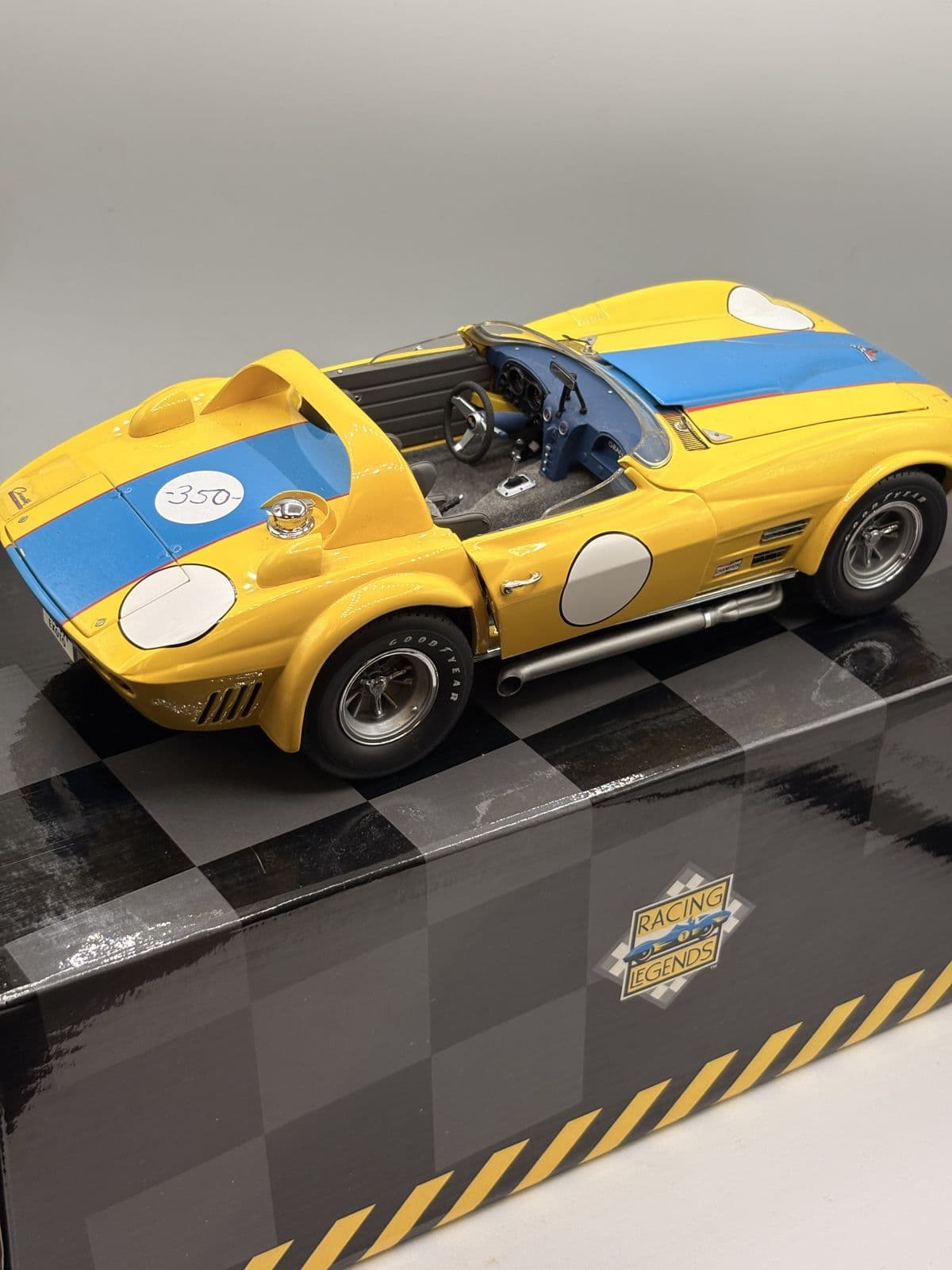 Corvette Grand Sport — Racing Legends 1:18 – 1:18 diecast, boxed – view 2