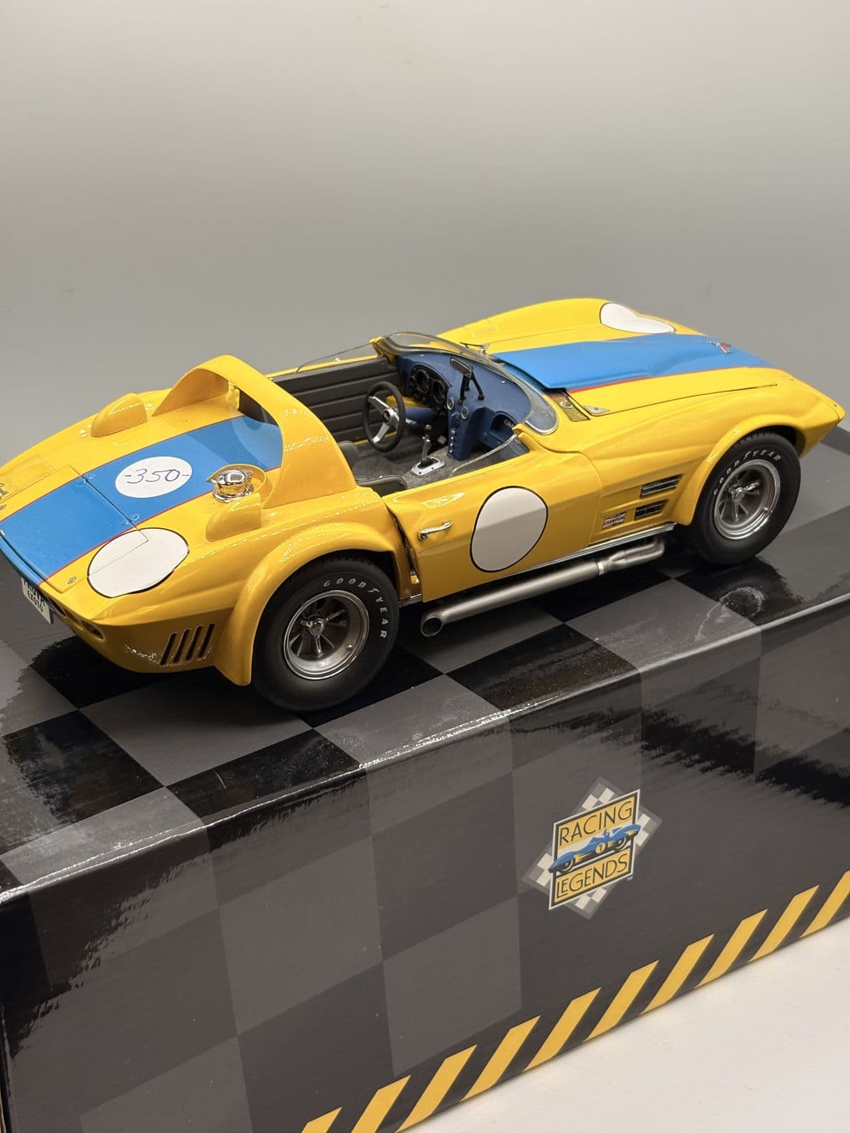 Corvette Grand Sport — Racing Legends 1:18 – 1:18 diecast, boxed – view 3
