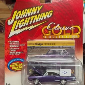 1970 Dodge Super Bee — Classic Gold – Johnny Lightning 1:64 diecast, carded