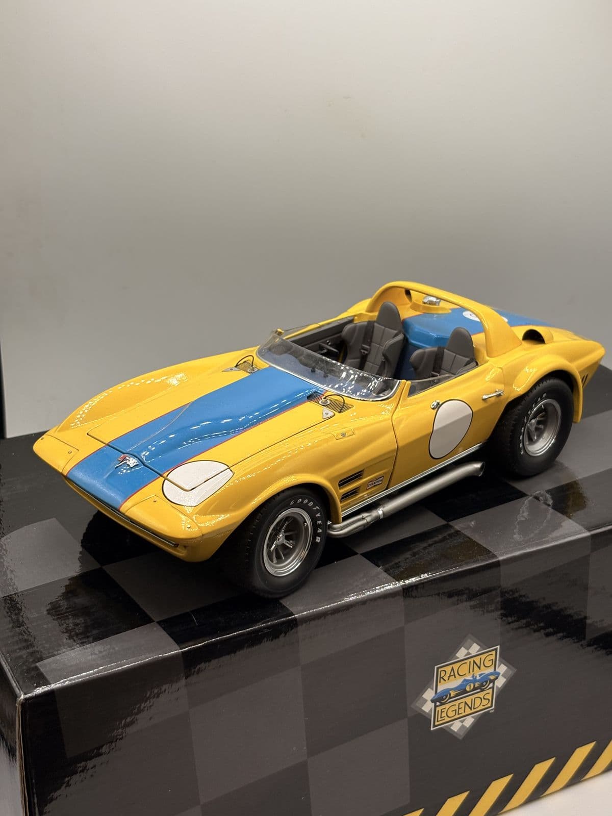 Corvette Grand Sport — Racing Legends 1:18 – 1:18 diecast, boxed